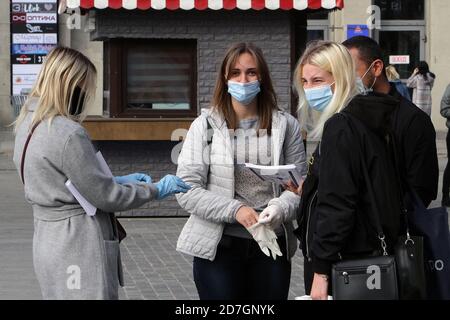 Non esclusivo: DNIPRO, UCRAINA - 22 OTTOBRE 2020 - i rappresentanti del Consiglio dei giovani di Dnipro distribuiscono opuscoli per sensibilizzare gli elettori al coro Foto Stock