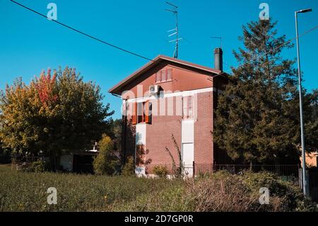 Una casa rosa con una finestra arancione e un camino nella campagna italiana (Pesaro, Italia, Europa) Foto Stock