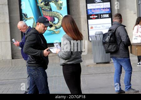 Non esclusivo: DNIPRO, UCRAINA - 22 OTTOBRE 2020 - UN volontario del Consiglio dei giovani di Dnipro diffonde opuscoli per sensibilizzare gli elettori sul coronavirus Foto Stock