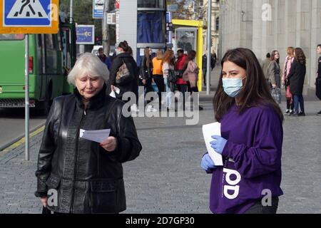 Non esclusivo: DNIPRO, UCRAINA - 22 OTTOBRE 2020 - UN volontario del Consiglio dei giovani di Dnipro diffonde opuscoli per sensibilizzare gli elettori sul coronavirus Foto Stock