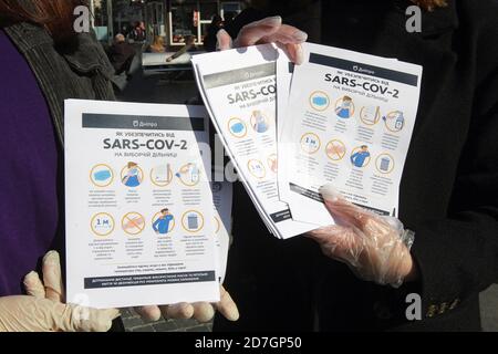 Non esclusivo: DNIPRO, UCRAINA - 22 OTTOBRE 2020 - copie dei volantini distribuiti dai volontari del Consiglio dei giovani di Dnipro per sollevare gli sventari degli elettori Foto Stock