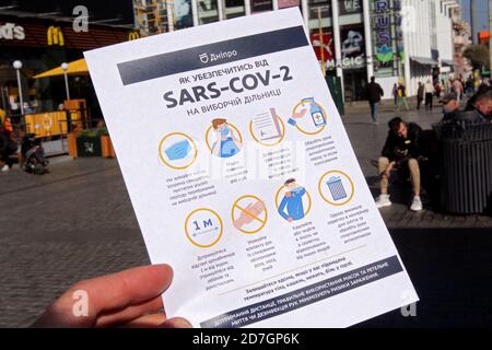 Non esclusivo: DNIPRO, UCRAINA - 22 OTTOBRE 2020 - una copia dei volantini distribuiti dai volontari del Consiglio dei giovani di Dnipro per sollevare gli sventari degli elettori Foto Stock