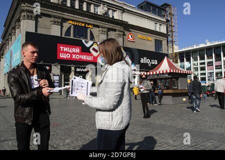 Non esclusivo: DNIPRO, UCRAINA - 22 OTTOBRE 2020 - UN volontario del Consiglio dei giovani di Dnipro diffonde opuscoli per sensibilizzare gli elettori sul coronavirus Foto Stock