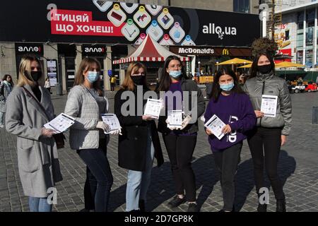 Non esclusivo: DNIPRO, UCRAINA - 22 OTTOBRE 2020 - i rappresentanti del Consiglio dei giovani di Dnipro distribuiscono opuscoli per sensibilizzare gli elettori al coro Foto Stock