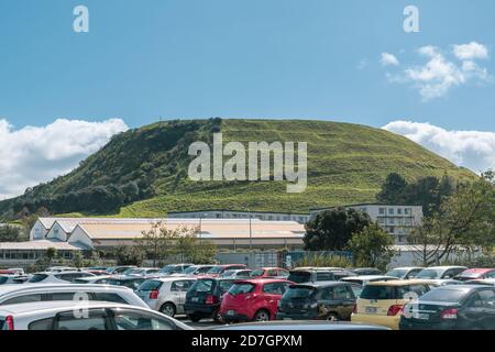 AUCKLAND, NUOVA ZELANDA - 12 settembre 2019: Auckland / Nuova Zelanda - 12 2019 settembre: Vista del Monte Wellington con parcheggio della stazione ferroviaria di Panmure in fr Foto Stock