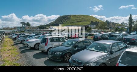 AUCKLAND, NUOVA ZELANDA - 12 settembre 2019: Auckland / Nuova Zelanda - 12 2019 settembre: Vista del Monte Wellington con parcheggio della stazione ferroviaria di Panmure in fr Foto Stock