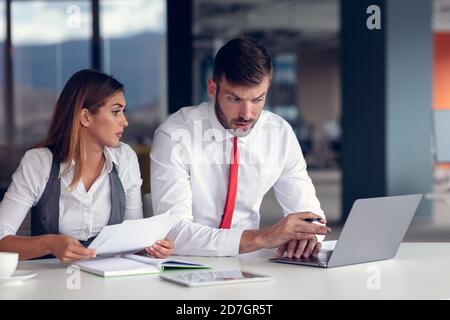 Conflitto commerciale. Persone che discutono di documenti in ufficio Foto Stock