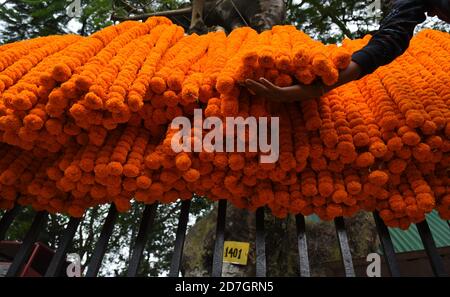 Guwahati, Assam, India. 22 ottobre 2020. Un venditore aspetta i clienti per vendere fiori di marigold come parte di Maha Shaptamee di Durga Puja a Guwahati Assam India Venerdì 23 ottobre 2020.The annuale festival indù Durga puja è un festival che celebra la vittoria del bene sul male credito: Dasarath Deka/ZUMA Wire/Alamy Live News Foto Stock