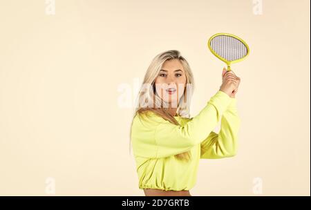 Spingiti al limite. Concentrati sulla palla a racchetta. Giocatore di tennis professionista. Tour mondiale di tennis. Pieno di successo. abbigliamento sportivo e attrezzature. Giocatore di tennis si prepara alla partita. Donna che gioca a tennis in campo. Foto Stock