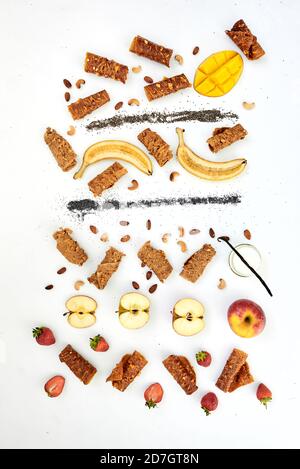 Cibo stile di vita. Spuntini dietetici su un tavolo bianco. Foto Stock