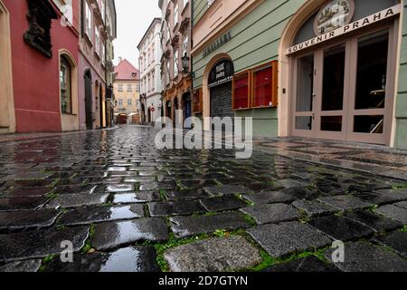 Praga, Repubblica Ceca. 23 Ott 2020. Empty Charles (Karlova) Street a Praga, Repubblica Ceca, il 23 ottobre 2020. Credit: Vit Simanek/CTK Photo/Alamy Live News Foto Stock