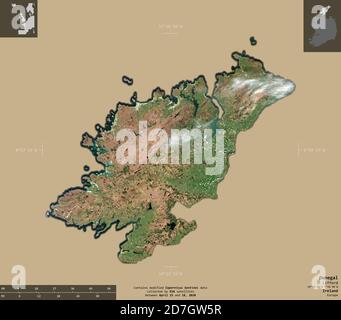 Donegal, contea d'Irlanda. Immagini satellitari Sentinel-2. Forma isolata su fondo solido con sovrapposizioni informative. Contiene Copernicus S modificato Foto Stock