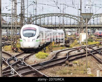 Monaco, Baviera, Germania. 23 Ott 2020. Un Intercity Express dalla Deutsche Bahn entra nella stazione ferroviaria principale di Monaco. Credit: Sachelle Babbar/ZUMA Wire/Alamy Live News Foto Stock
