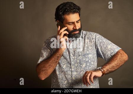 Un giovane in una discussione animata. Foto Stock