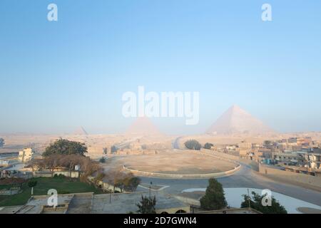 Mattina frizzante presso il complesso delle piramidi di Giza, Giza, Egitto Foto Stock