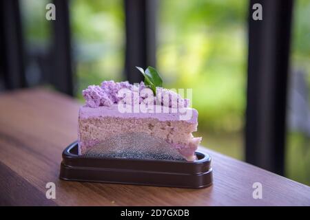 Torta Taro Flavour sul tavolo al caffè. Foto Stock