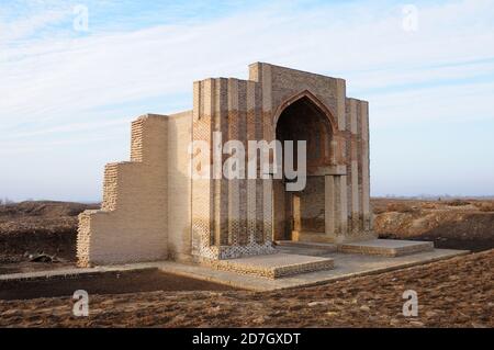 Kunya Urgench Caravanserai è stato costruito nel 11 ° secolo. Solo la porta dei caravanserai rimase intatta. Turkmenistan. Foto Stock