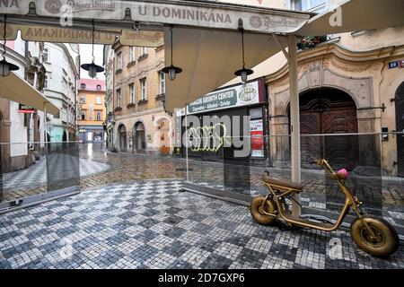 Praga, Repubblica Ceca. 23 Ott 2020. Empty Jilska Street a Praga, Repubblica Ceca, il 23 ottobre 2020. Credit: Vit Simanek/CTK Photo/Alamy Live News Foto Stock