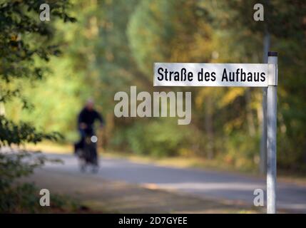 Spreetal, Germania. 19 Ott 2020. Un cartello stradale 'traße des Aufbaus' si trova sul lato della strada. Credit: Soeren Stache/dpa-Zentralbild/ZB/dpa/Alamy Live News Foto Stock