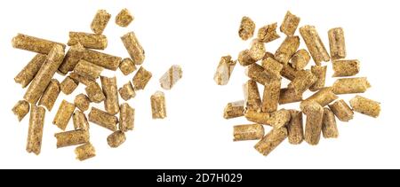 Pellet di legno collage isolato sfondo bianco. Pila naturale di pellet di legno. Biocombustibili organici struttura. Biocarburante alternativo da segatura. Il gatto acceso Foto Stock