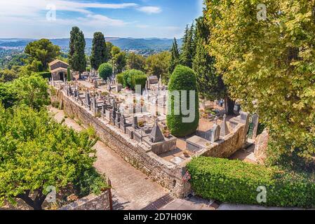 SAINT-PAUL-DE-VENCE, FRANCIA - 17 AGOSTO: Il cimitero comunale di Saint-Paul-de-Vence, Costa Azzurra, Francia, come visto il 17 agosto 2019. Ospita il Foto Stock