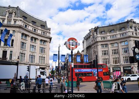Vista diurna di Oxford Circus con cartello della Metropolitana di Londra, Londra, Regno Unito Foto Stock