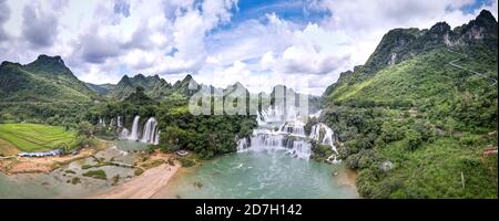 Ammira la splendida cascata di Ban Gioc nel quartiere di Trung Khanh, nella provincia di Cao Bang, in Vietnam dall'alto Foto Stock