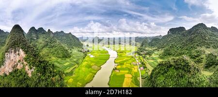 Campo di riso e riso nel villaggio di Phong Nam a Trung Khanh, Cao Bang, Vietnam. Paesaggio della zona Trung Khanh, Cao Bang, Vietnam. Foto Stock