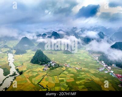 Un'immagine di un bellissimo villaggio tranquillo dall'alto a Phong Nam, provincia di Cao Bang, Vietnam Foto Stock