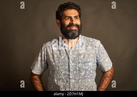 Un giovane in una discussione animata. Foto Stock