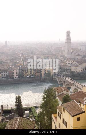 Una vista sulla città di Verona, a nord dell'Italia, e sul fiume Adige in una giornata soleggiata e nebbiosa Foto Stock