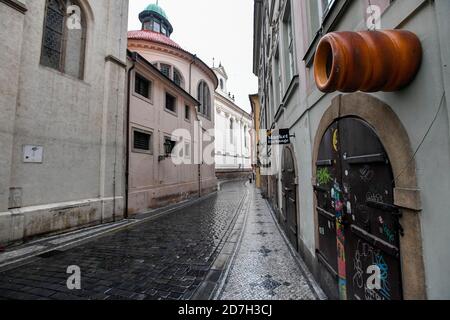 Praga, Repubblica Ceca. 23 Ott 2020. Empty Charles (Karlova) Street a Praga, Repubblica Ceca, il 23 ottobre 2020. Credit: Vit Simanek/CTK Photo/Alamy Live News Foto Stock