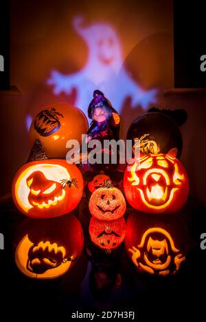 due zucche intagliate con candela che creano un effetto spooky ad halloween ora Foto Stock