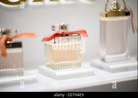 Amburgo, Germania. 22 ottobre 2020. Un profumo della casa di moda francese per donne Chloé, registrato in un negozio Douglas su Jungfernstieg. Credit: Daniel Reinhardt/dpa/Alamy Live News Foto Stock