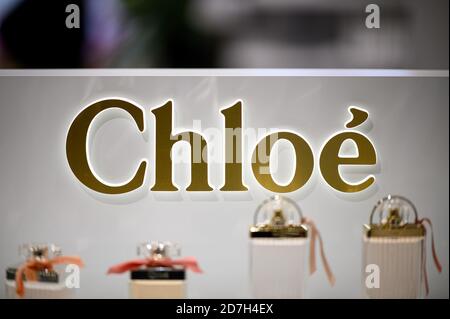 Amburgo, Germania. 22 ottobre 2020. Il logo della casa di moda francese per donne Chloé, preso in un negozio Douglas su Jungfernstieg. Credit: Daniel Reinhardt/dpa/Alamy Live News Foto Stock