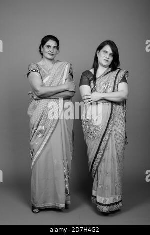 Due donne indiane mature che indossano insieme abiti tradizionali indiani Sari Foto Stock