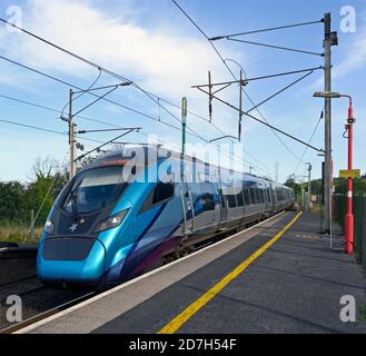 TransPennine North West Express Classe 397 Civity, per l'aeroporto di Manchester, vicino alla stazione di Oxenholme Lake District. Cumbria, Inghilterra, Regno Unito Foto Stock