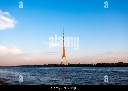 La radio riga e la torre della televisione, la torre più alta dell'Unione europea. Foto Stock