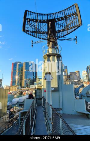 La parabola radar sul cacciatorpediniere degli anni '50 HMAS Vampire, ora una nave museo a Darling Harbour, Sydney, Australia Foto Stock