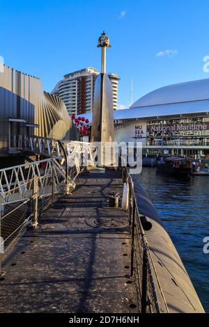 Il ponte e la pinna del sottomarino Royal Australian Navy HMAS Onslow, ora una nave museo a Darling Harbour Foto Stock