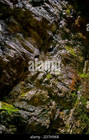 Slickensides inclinati dal movimento di difetto, in un grande e antico apertura da miniera di piombo su una vena chiamata Red Rake, vicino Calver nel Derbyshire. Foto Stock