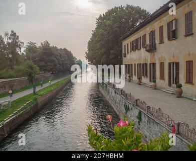 Pista ciclabile e palazzi antichi lungo il Naviglio Grande nelle vicinanze Milano nel Parco del Ticino.Lombardia-Italia Foto Stock