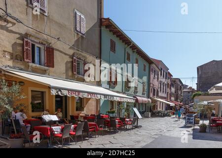 La gente che pranza in un ristorante all'aperto in una giornata estiva, Pola, Croazia Foto Stock