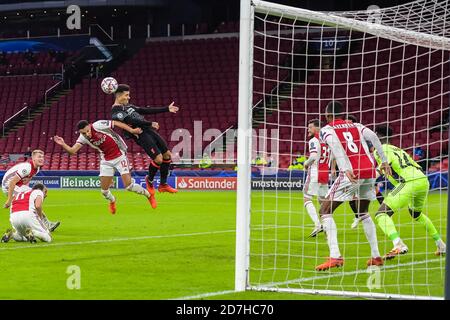 AMSTERDAM, PAESI BASSI - OTTOBRE 21: Perr Schuurs di Ajax, Daley Blind di Ajax, Noussair Mazraoui di Ajax, Roberto Firmino di Liverpool FC, Nicolas Tagliafico di Ajax, Ryan Gravenberch di Ajax, Il portiere Andre Onana di Ajax durante la partita della UEFA Champions League tra Ajax e Liverpool alla Johan Cruijff Arena il 21 ottobre 2020 ad Amsterdam, Paesi Bassi (Foto di Gerrit van Keulen/Orange Pictures) Foto Stock