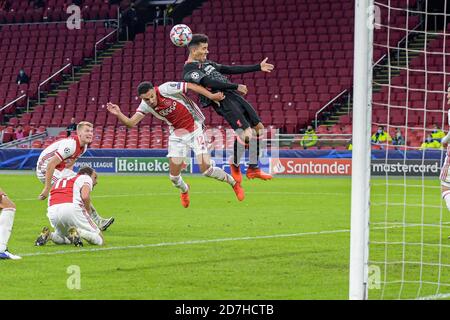 AMSTERDAM, PAESI BASSI - OTTOBRE 21: Noussair Mazraoui di Ajax, Roberto Firmino del Liverpool FC durante la partita della UEFA Champions League tra Ajax e Liverpool all'Arena Johan Cruijff il 21 ottobre 2020 ad Amsterdam, Paesi Bassi (Foto di Gerrit van Keulen/Orange Pictures) Foto Stock