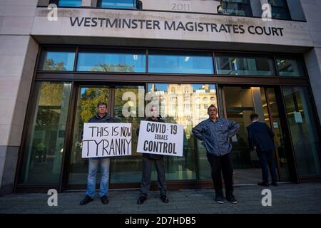 I dimostranti anti anti anti-blocco fuori dalla Westminster Magistrates' Court, Londra, come Piers Corbyn, fratello dell'ex leader laburista Jeremy Corbyn, sono sul processo per le proteste anti-blocco ad Hyde Park. Foto Stock