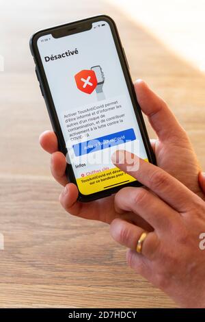 Parigi, Francia - 23 ottobre 2020 : applicazione Tousanticovid su smartphone. L'app Tousanticovid è stata sviluppata dal governo francese per sostenere i definemen Foto Stock