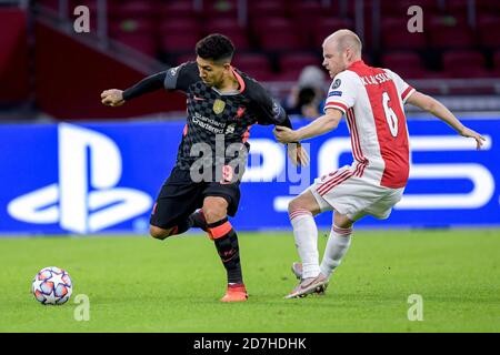 AMSTERDAM, PAESI BASSI - OTTOBRE 21: Roberto Firmino del Liverpool FC, Davy Klaasen di Ajax durante la partita della UEFA Champions League tra Ajax e Liverpool alla Johan Cruijff Arena il 21 ottobre 2020 ad Amsterdam, Paesi Bassi (Foto di Gerrit van Keulen/Orange Pictures) Foto Stock