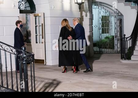 Il presidente degli Stati Uniti Donald J. Trump e la prima signora Melania Trump arrivano alla Casa Bianca, a Washington, DC, quando tornano da Nashville, Tennessee, dove ha partecipato a un dibattito con il candidato presidenziale democratico, l'ex vice presidente americano Joe Biden venerdì 23 ottobre 2020.Credit: Chris Kleponis/Pool via CNP /MediaPunch Foto Stock