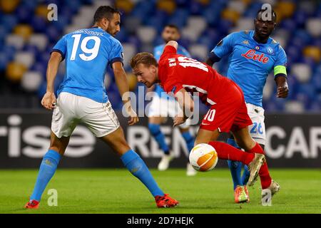 NAPOLI, ITALIA - 22 OTTOBRE: Nikola Maksimovic di Napoli, Dani de wit di AZ, Kalidou Koulibaly di Napoli prima della partita UEFA Europa League tra Napoli e AZ Alkmaar allo stadio San Paolo il 22 ottobre 2020 a Napoli, Italia (Foto di Marcel ter Bals/Orange Pictures) Foto Stock